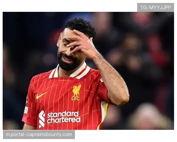 特写：安菲尔德雨中，萨拉赫主罚点球前与对方门将的对视